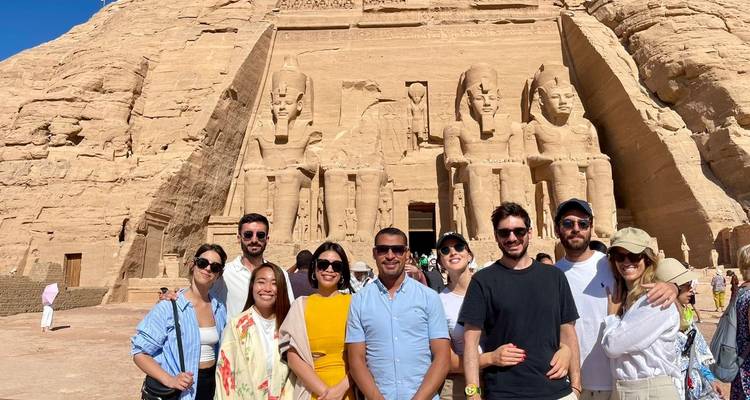 Groepsfoto voor een monumentale antieke structuur.