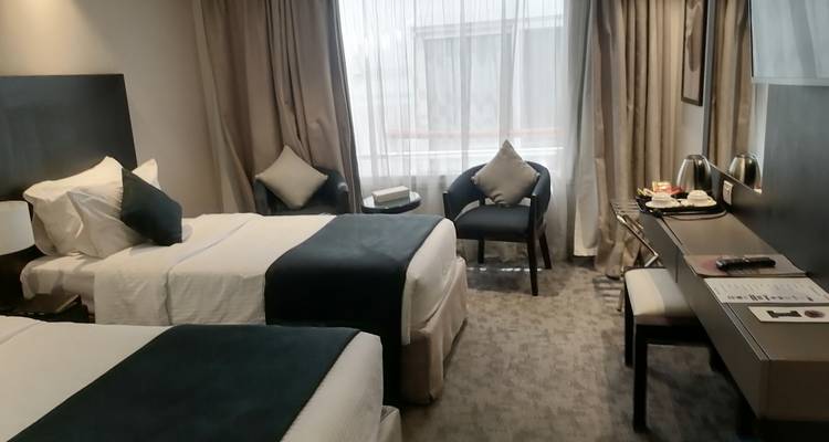 Chambre d'hôtel avec lits jumeaux et décoration élégante.