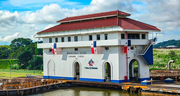 Bâtiment des écluses de Miraflores au canal de Panama avec un ciel bleu éclatant.