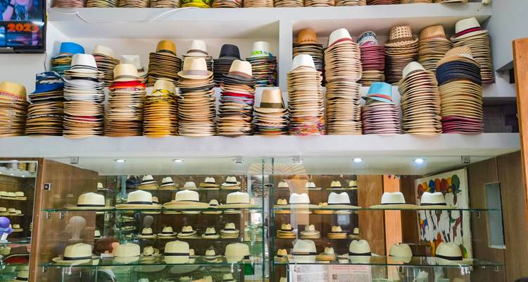 Magasin exposant divers chapeaux sur des étagères.