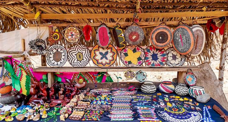 Étal de marché présentant des articles artisanaux et des textiles.