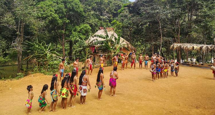 Groupe de personnes se rassemblant dans un cadre villageois.