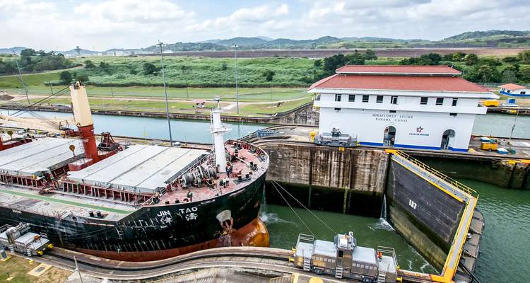Vista de un barco pasando por el Canal de Panamá.