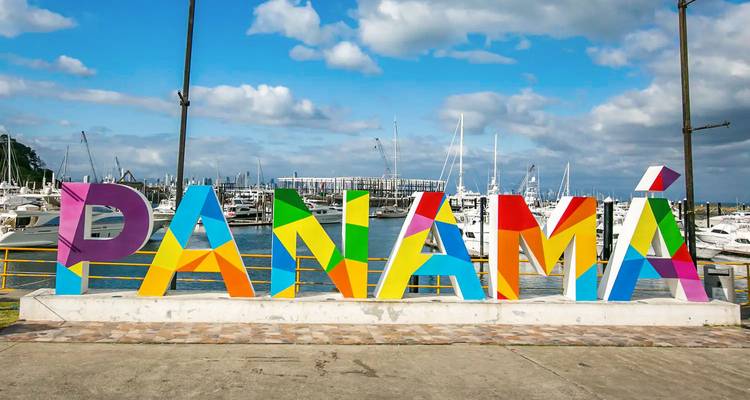 Letrero colorido con la palabra 'PANAMA' en un puerto deportivo.