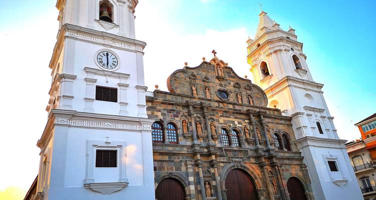 Vista frontal de una catedral con un cielo despejado.