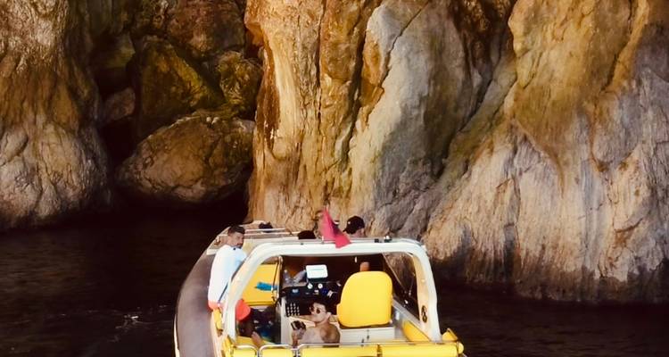 Bateau naviguant dans une grotte rocheuse