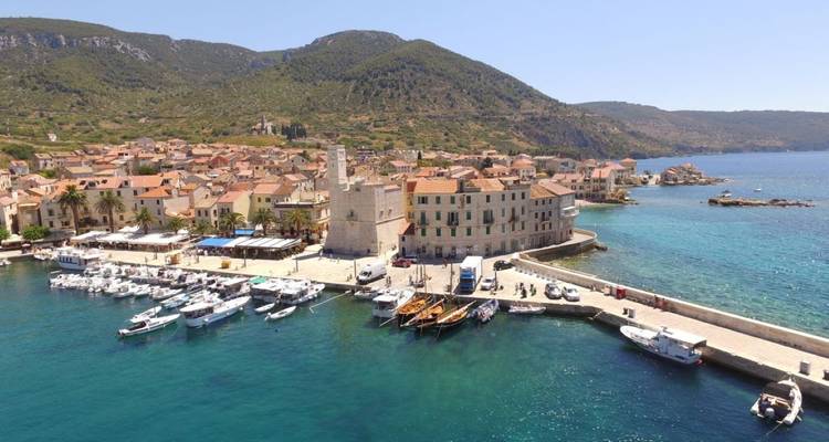 Charmant village côtier avec un port de plaisance et des bâtiments historiques.