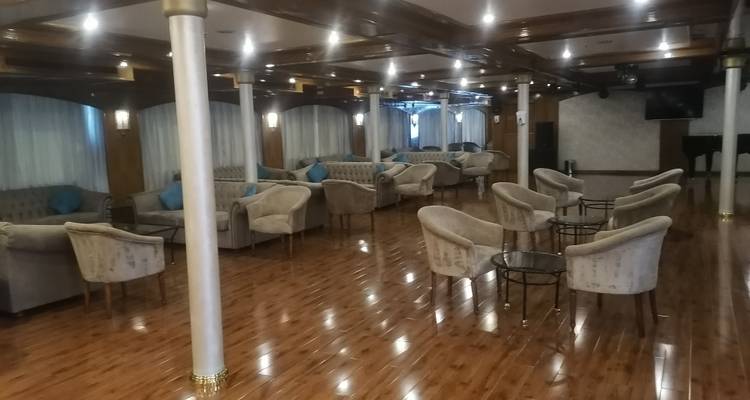 Innenraum einer luxuriösen Kreuzfahrtschiff-Lounge mit eleganten Sitzgelegenheiten.