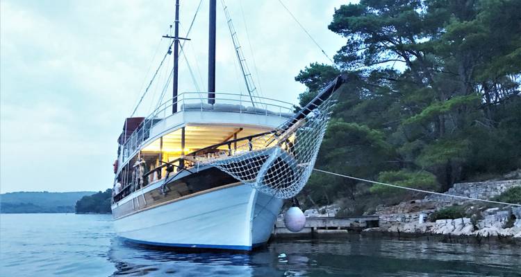 Vue sur l'ancre d'un navire amarré au crépuscule.