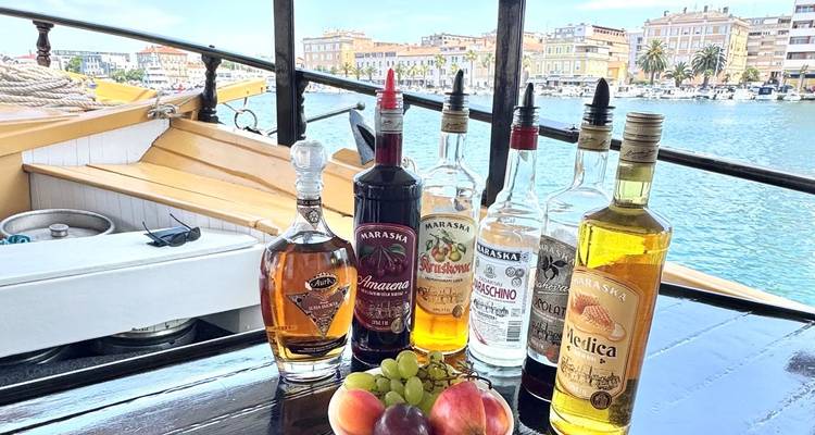 Assortiment de bouteilles d'alcool sur un bateau avec un horizon urbain en arrière-plan.