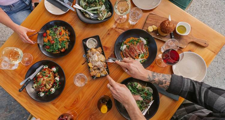 Repas gastronomique partagé à une table de restaurant.