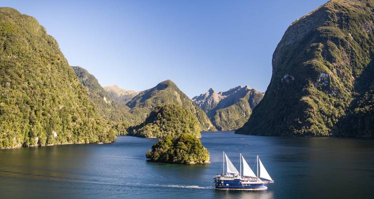 Voilier naviguant sur une étendue d'eau tranquille.