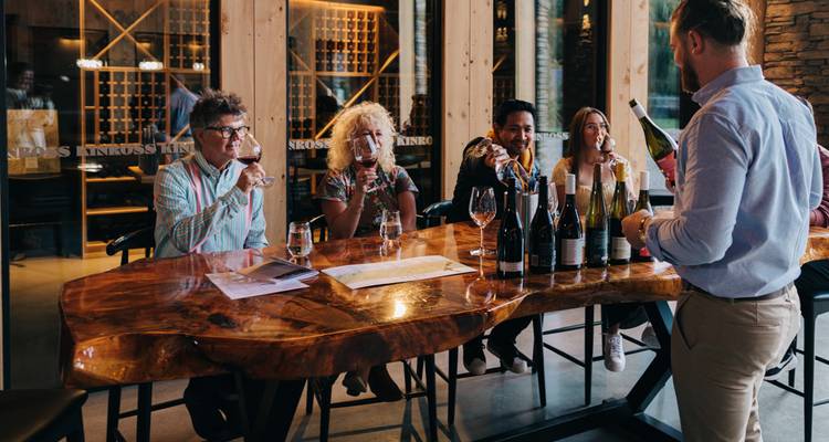 Dégustation de vin en groupe dans un lieu couvert.