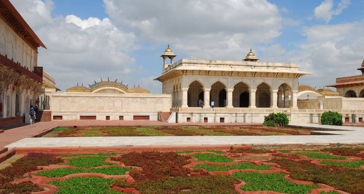 Open binnenplaats met koloniale architectuur in Agra Fort.
