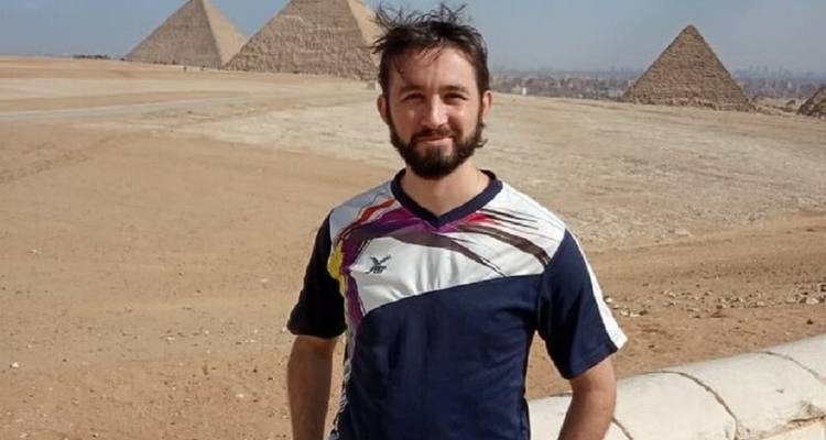 Mann, der vor den Pyramiden steht.