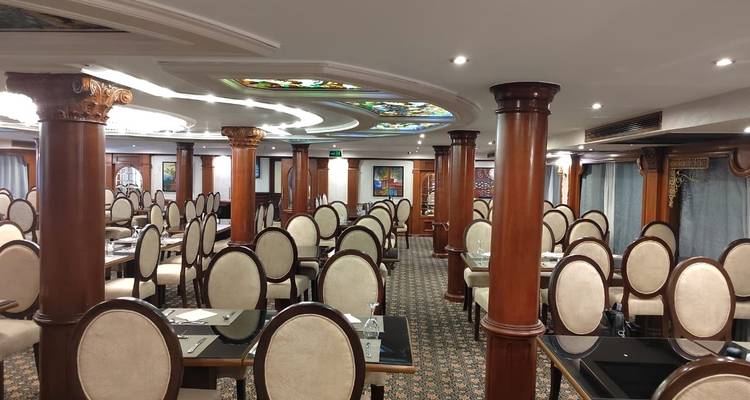 Interieur van een luxueuze eetruimte op een cruiseschip.