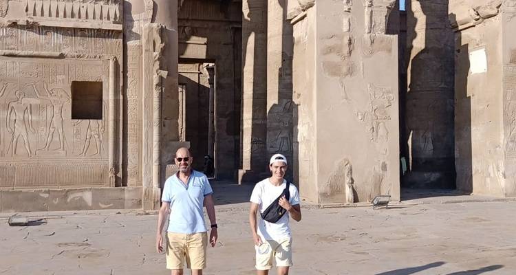 Twee mannen poseren voor oude Egyptische tempelstructuren.