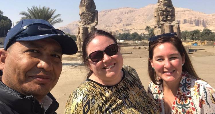 Groepsselfie voor oude standbeelden in Egypte.