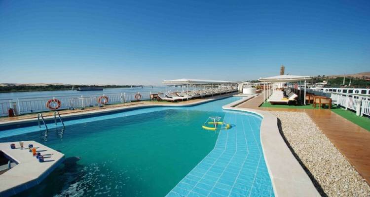 Schwimmbad auf dem Deck eines Kreuzfahrtschiffs mit Flussblick.