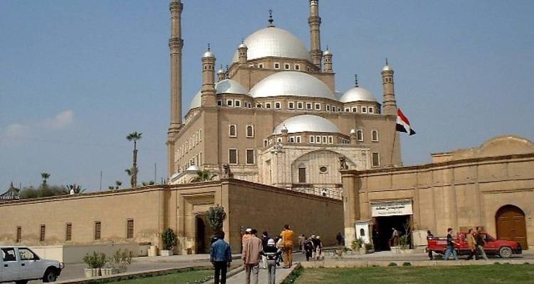 Grupo de personas afuera de la Mezquita de Muhammad Ali.