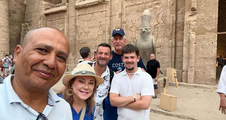 Geleide selfie met lachende reizigers bij het valkeisbeeld in de Edfu-tempel