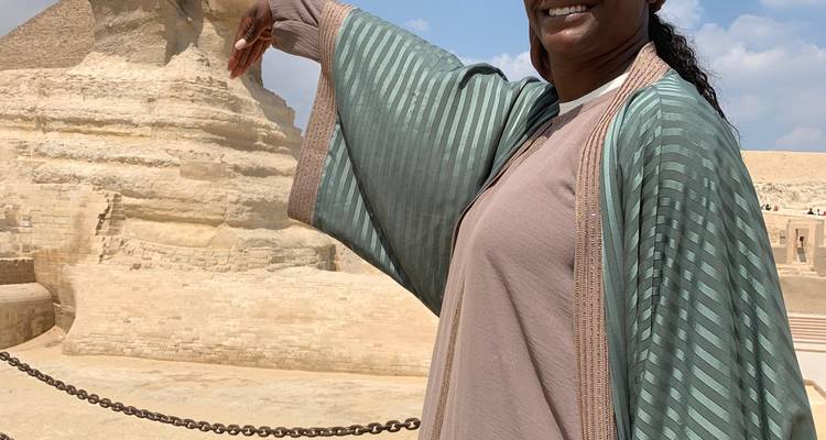 Persoon poseert met de Sfinx op de achtergrond.