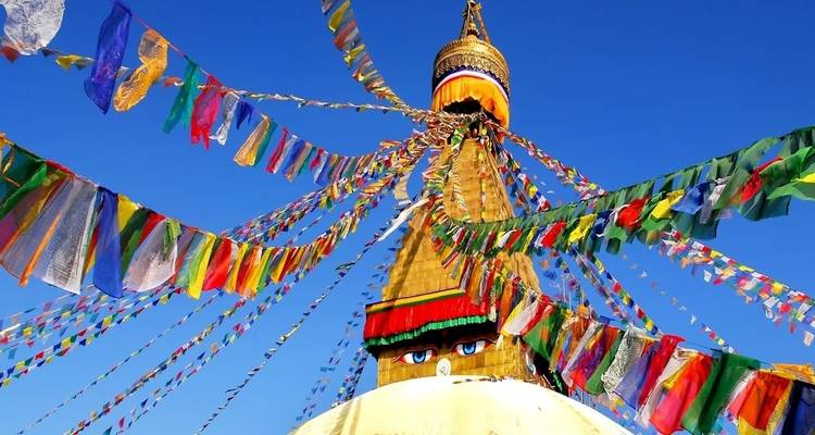Kleurrijke gebedsvlaggen die de Boudhanath Stupa versieren.