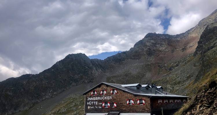 Berghut met traditionele architectuur in rotsachtig terrein.