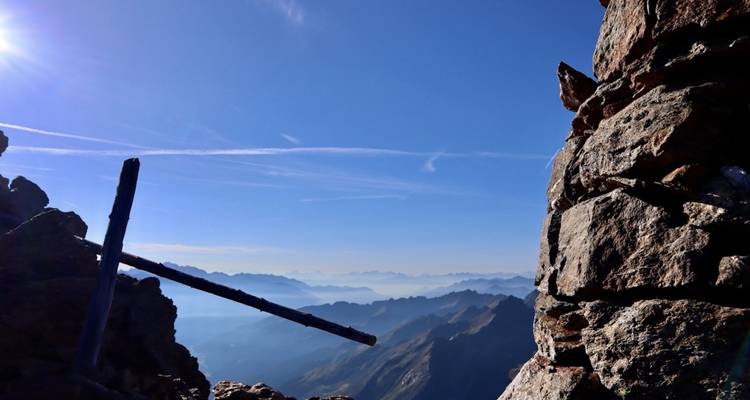Dramatisch berglandschap met een door de zon verlichte rotspartij.