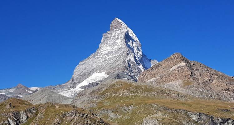 De iconische berg de Matterhorn tegen een diepblauwe hemel.