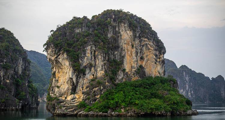 Formation rocheuse calcaire émergeant de l'eau dans la baie d'Halong.