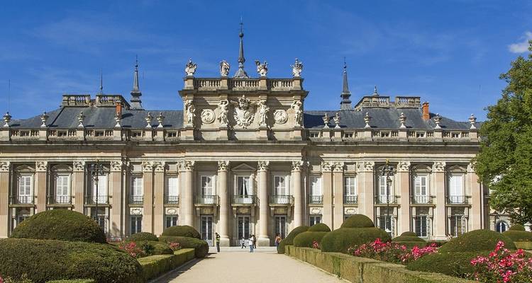 Ein großartiger Garten, der zu einem historischen Palast führt.
