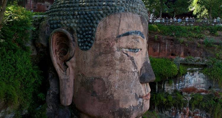 Grote stenen Boeddha-hoofd op een klif.
