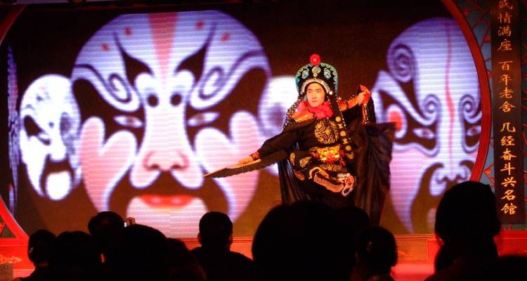 Here's the translation from English to Dutch:
**Traditionele Chinese opera-uitvoering op het podium.**