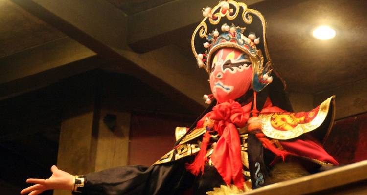 Chinese operazanger met masker en kleurrijke outfit.