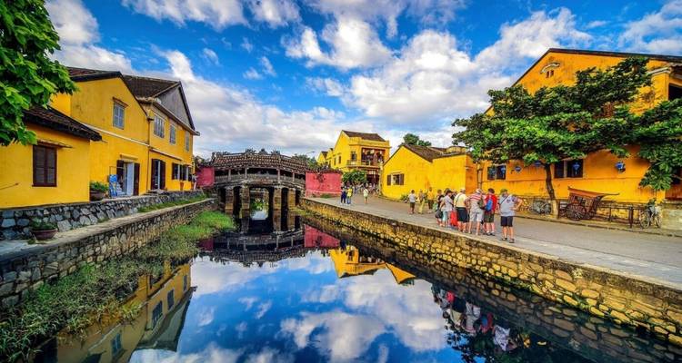 Une charmante ville avec un pont historique enjambant un canal.