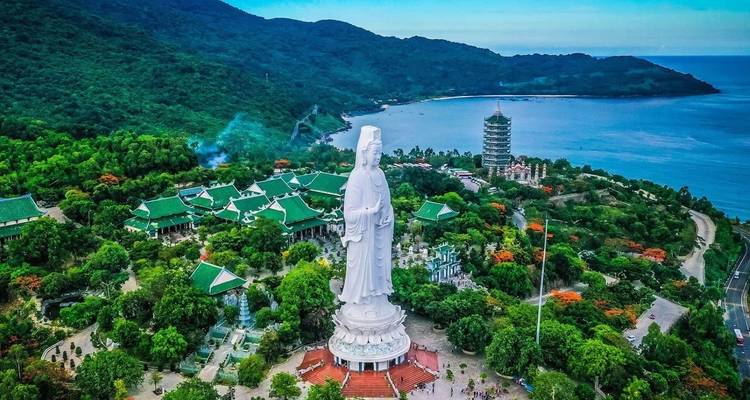 Vue aérienne d'une grande statue près de la côte.
