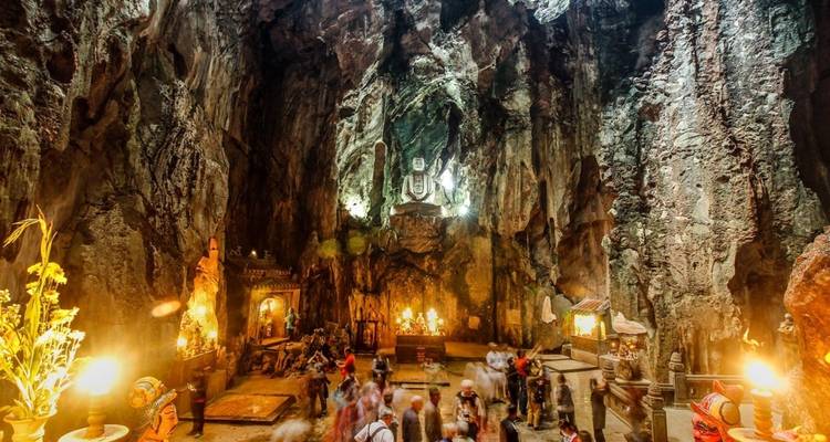 Dans un temple souterrain avec des statues et des gens.