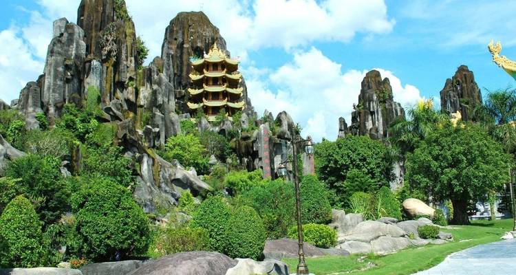Un complexe de temples avec de grandes formations rocheuses.