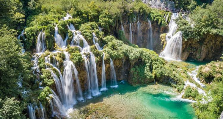Cascades luxuriantes et bassins turquoise du parc national des lacs de Plitvice en Croatie vus d'en haut.