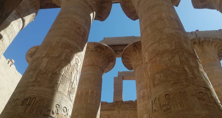 Vue rapprochée de piliers anciens avec inscriptions.