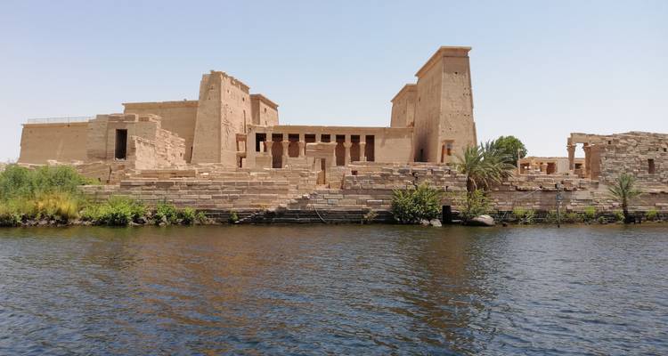 Complexe de temples vu depuis le bord de l'eau.