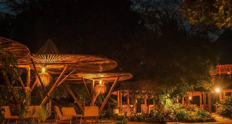 Außenbereich mit einzigartigen Holzschirmen bei Nacht.