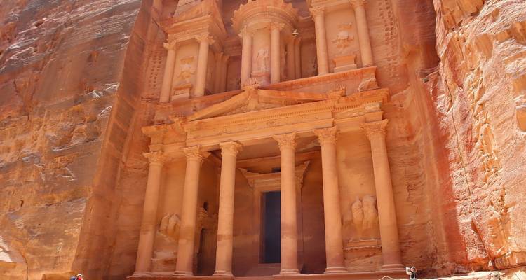 Fassade von Al-Khazneh in Petra mit Touristen.