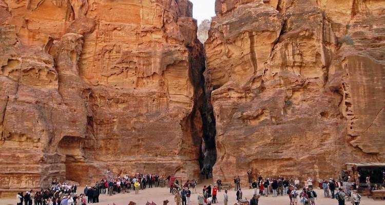 Eingang zu Petra mit versammelten Touristen.