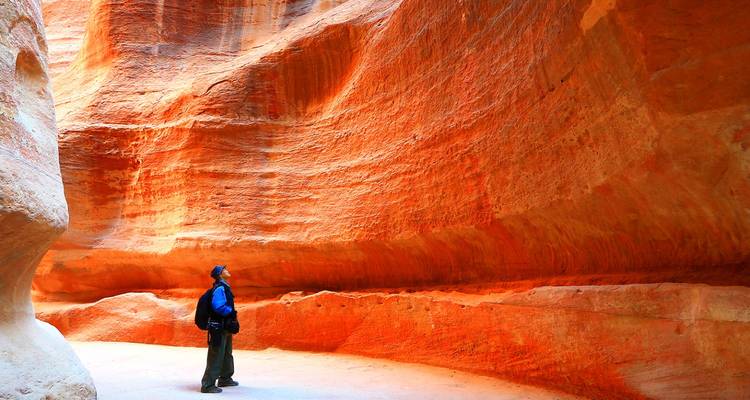 Mann blickt auf die Schluchtwände in Petra.
