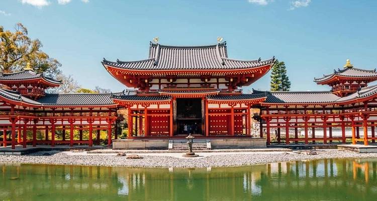 Traditionele Japanse tempel met een weerspiegeling in een vijver.