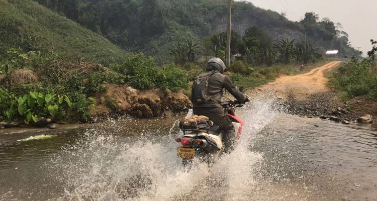 Circuit en moto à Luang Prabang vers les pistes de la jungle et la plaine des Jarres via Vieng Thong - DNQ Travel 3