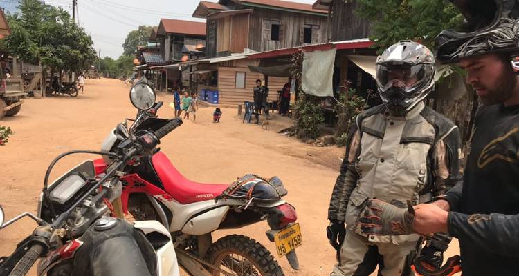 Circuit en moto à Luang Prabang vers les pistes de la jungle et la plaine des Jarres via Vieng Thong - DNQ Travel 4