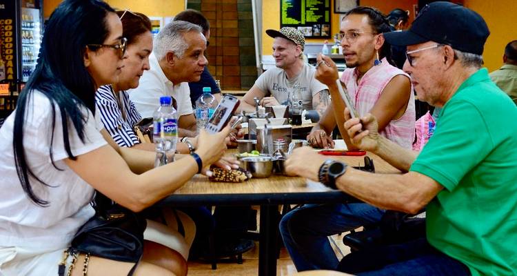 Groupe profitant d'un repas dans un restaurant local.